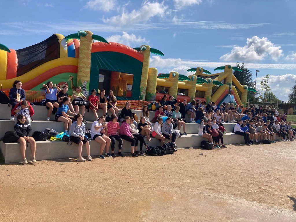Photo de groupe classe extérieur Photo de groupe lors d'une sortie scolaire devant une structure gonflable extérieur à Mittersheim