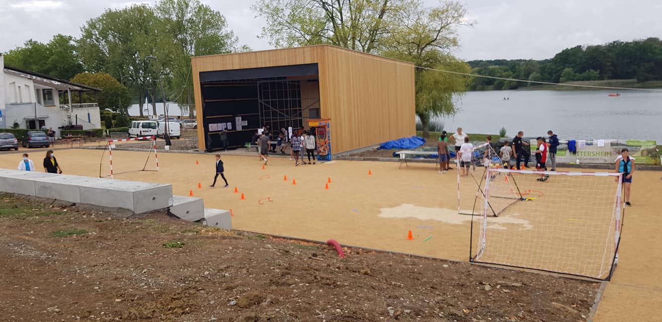 Photo extérieur du terrain de jeux aux bords de plage Photo extérieur du terrain de jeux aux bords de plage