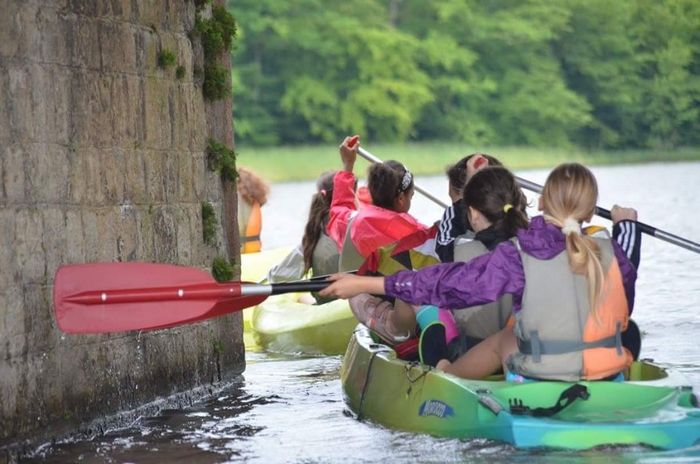 Photo d’un groupe de jeune d’accueil de loisirs faisant du canöes Photo d’un groupe de jeune d’accueil de loisirs faisant du canöes