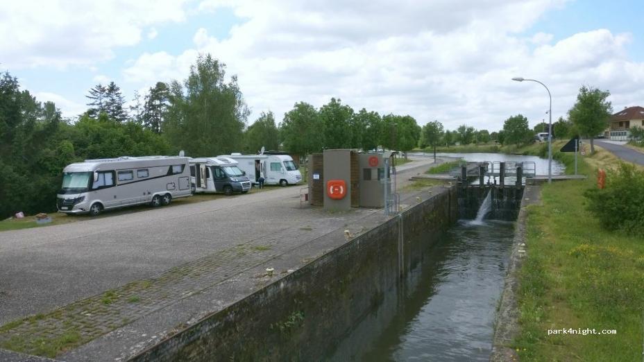 Emplacement camping-car le port 3